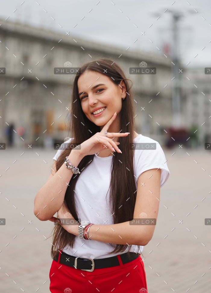 demo-attachment-32-portrait-of-beautiful-brunette-with-long-hair-2QGFDSE